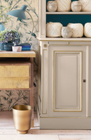 Interieur met klassiek houten kast en vintage behang, geschilderd in de zachte, neutrale verfkleur Hammock van Little Greene.