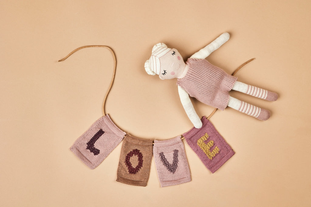 Smallstuf - Cordon en cuir avec lettres tricotées (assemblez-le vous-même) - Kidsbarn Smallstuff Kidsbarn __label:NewBabynewLetter A Rose