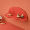 Ripple Shelf Studio Jes Iken, golvende wandplank kinderkamer met houten speelfiguren