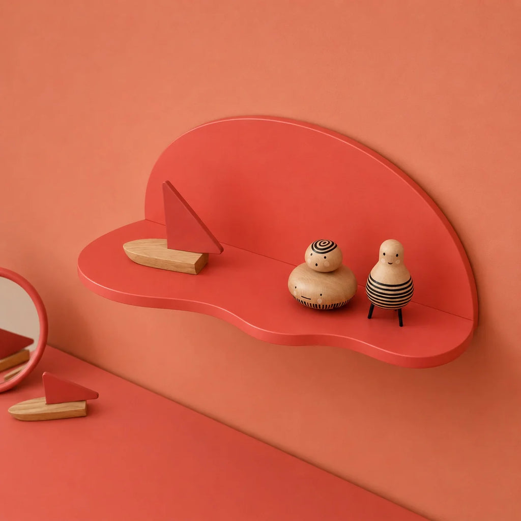 Ripple Shelf Studio Jes Iken, golvende wandplank kinderkamer met houten speelfiguren