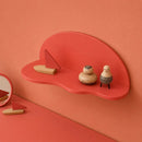 Ripple Shelf Studio Jes Iken, golvende wandplank kinderkamer met houten speelfiguren