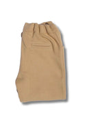 Two You Label. Tommy katoenen zomer chino in de kleur Honey voor jongens. Te koop bij Kidsbarn.