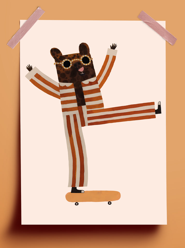 Poster kinderkamer Roll Faster met speelse luipaard op skateboard, gestreept pak en ronde zonnebril in warme bruintinten.
