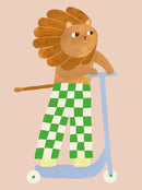 Skating Lion on Step poster van Aniek Bartels – leeuw op step met groen geruite broek, kinderkamer wanddecoratie