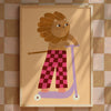 Skating Lion on Step Sweet poster Aniek Bartels – leeuw op step met roze geruite broek, A3 poster kinderkamer
