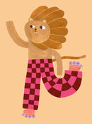 Skating Lion Sweet poster Aniek Bartels – leeuw op rolschaatsen met roze geruite broek, A3 kinderkamer poster