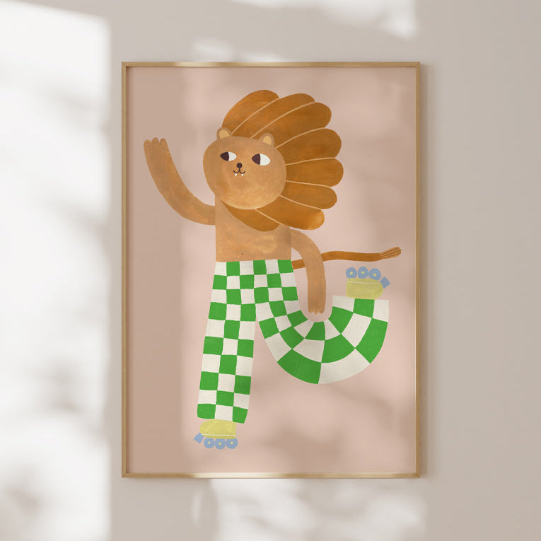 Skating Lion poster Aniek Bartels – leeuw op rolschaatsen met groene geruite broek, A3 kinderkamer poster
