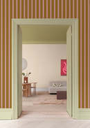 olijfgroen gestreept behang met roze en bordeaux van Bibelotte in de kleur mellow
