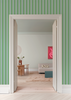 saliegroen gestreept behang met blauw lijntje van Bibelotte in de kleur twiggy