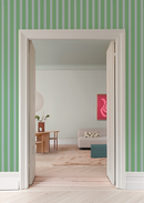 saliegroen gestreept behang met blauw lijntje van Bibelotte in de kleur twiggy