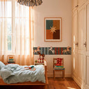behangrand paarden Dekornik boven bed in kinderkamer met houten meubels