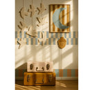 behangrand strepen Dekornik in kinderkamer met vintage koffers en wanddecoratie