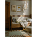 behangrand strepen Dekornik in kinderkamer met houten bed en decoratieve zeilboot




