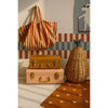 behangrand strepen Dekornik gecombineerd met andere Nostalgia-kleuren in kinderkamer met vintage koffers