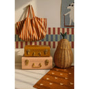 behangrand strepen Dekornik gecombineerd met andere Nostalgia-kleuren in kinderkamer met vintage koffers