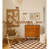 smalle behangrand Dekornik in kinderkamer met vintage houten dressoir en rotan schommelstoel