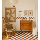 smalle behangrand Dekornik in kinderkamer met vintage houten dressoir en rotan schommelstoel