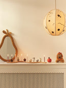 Ferm Living Skye hanglamp brandend in kinderkamer boven kastje met perenspiegel