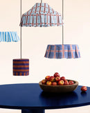 Nobodinoz lampenkappen Margot, Nicole en Blue Stripes boven een blauwe tafel