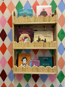 Rotan wandrek van Leo & Moon met geschulpte rand en mooi rondingen. Leuk voor boekjes en accessoires