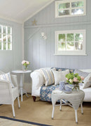 Lichte woonkamer met wanden geschilderd in Gauze (106) van Little Greene, gecombineerd met een witte bank, bloemen en zachte blauw-witte accenten voor een rustgevend interieur