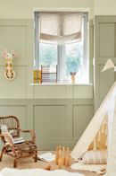 Lichte groene lambrisering en muur in kinderkamer, geverfd met Green Stone – Light, gecombineerd met natuurlijke meubels en speelgoed.