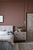 Kinderkamer met muur in Little Greene Nether Red verf - diepe rode wandkleur met zachte uitstraling, Kidsbarn