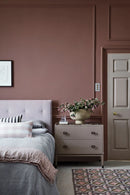 Kinderkamer met muur in Little Greene Nether Red verf - diepe rode wandkleur met zachte uitstraling, Kidsbarn