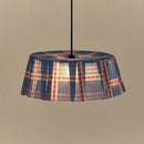 Detail van blauwe lampenkap met witte banden en rode kralenprint