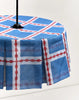 lampenkap in blauw en rood met zwarte fitting, van dichtbij