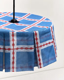 lampenkap in blauw en rood met zwarte fitting, van dichtbij