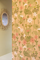 Meet Me at the Wall - Blooming danesies - Warm beige - Lotte Dirks