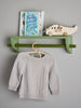 Mingus Shelf Bloomingville Mini groene wandplank met kledingroede