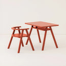 Nobodinoz Growing Green kinderbureau en kinder stoeltje Red van massief eikenhout met opbergplank onder het blad