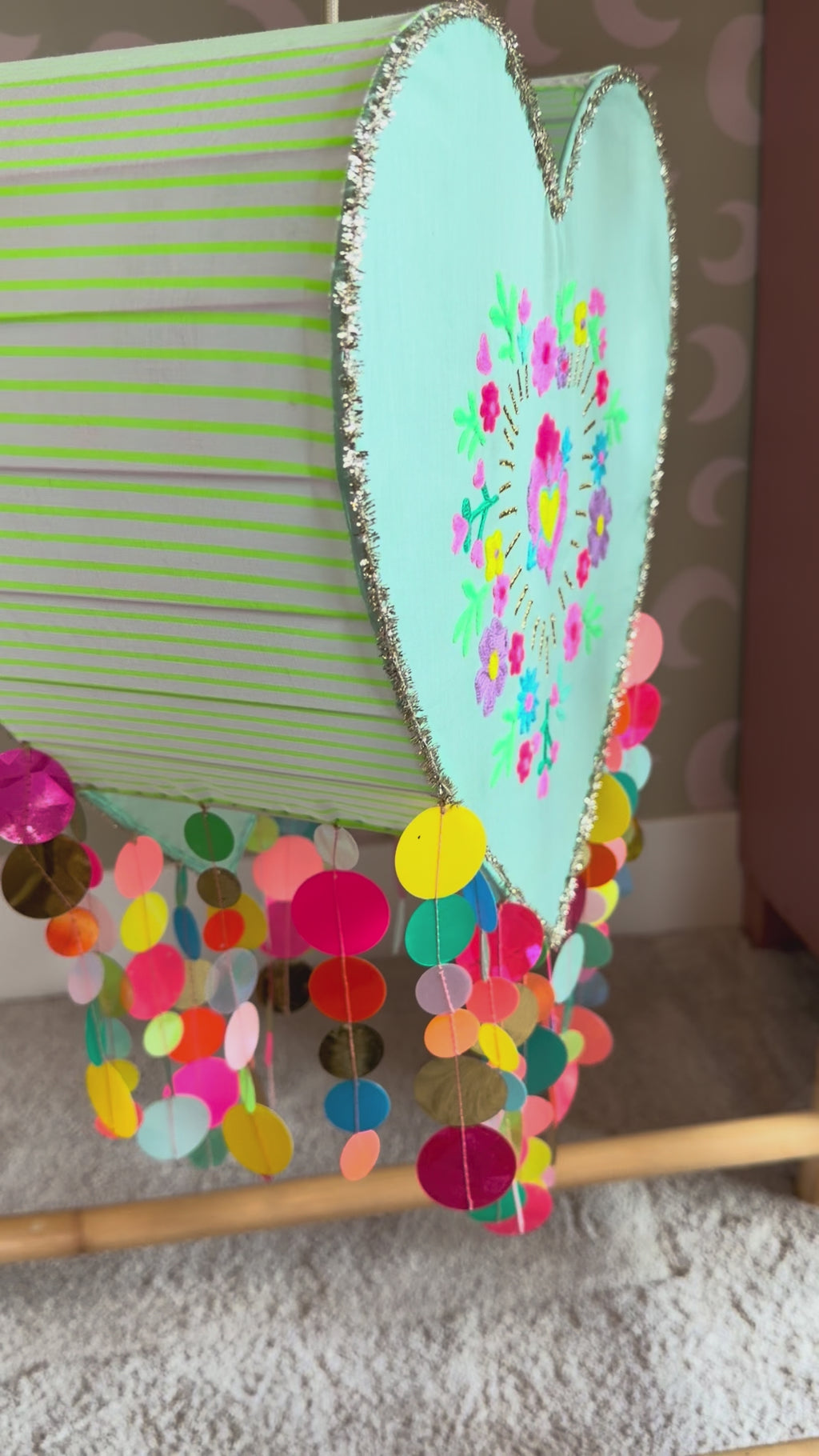 mintgroene hartlamp kinderkamer met borduursel en pailletten – NoÏ Heart Mint