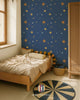 Atelier Florentine Galaxy Blue Carta da parati – Carta da parati per bambini giocosa e rilassante con stelle e luna