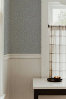 Junia Nordic Grey – behang met bladeren van Summer Gray