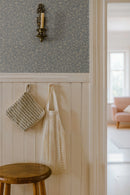 Junia Nordic Grey – behang met bladeren van Summer Gray