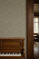 Junia Pale Taupe – behang met bladeren van Summer Gray