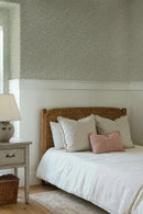 Junia Pale Taupe – behang met bladeren van Summer Gray