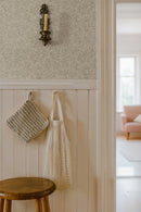 Junia Soft Sand – behang met bladeren van Summer Gray