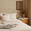 Junia Warm Linen – behang met bladeren van Summer Gray