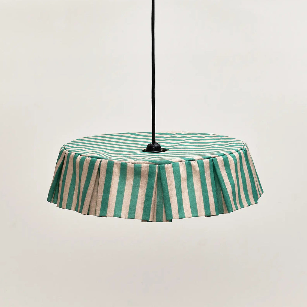 Groen-zand gestreepte lampenkap met plooirand van Nobodinoz Vibes, hanglamp kinderkamer