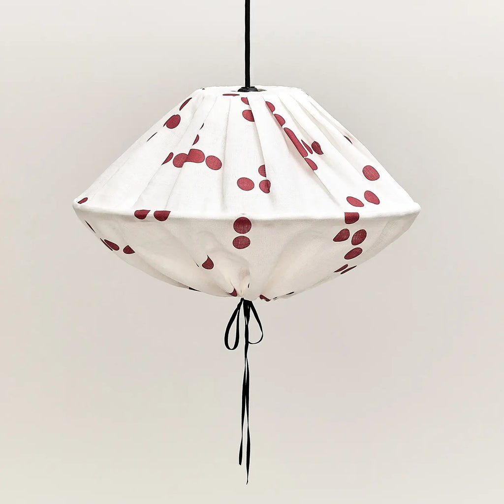 Linnen lampion Yumi met rode stippen en zwart strikje op witte achtergrond