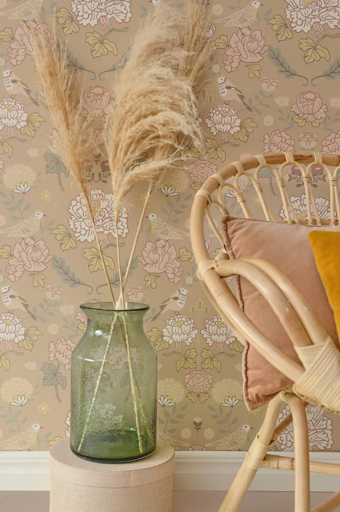 Majvillan behang voor de kinderkamer print june Honey Beige - honing beige met bloemen en vogels